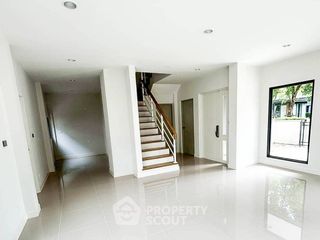 Reihenhaus zum Kauf mit 4 Zimmer in Thung Khru, Bangkok