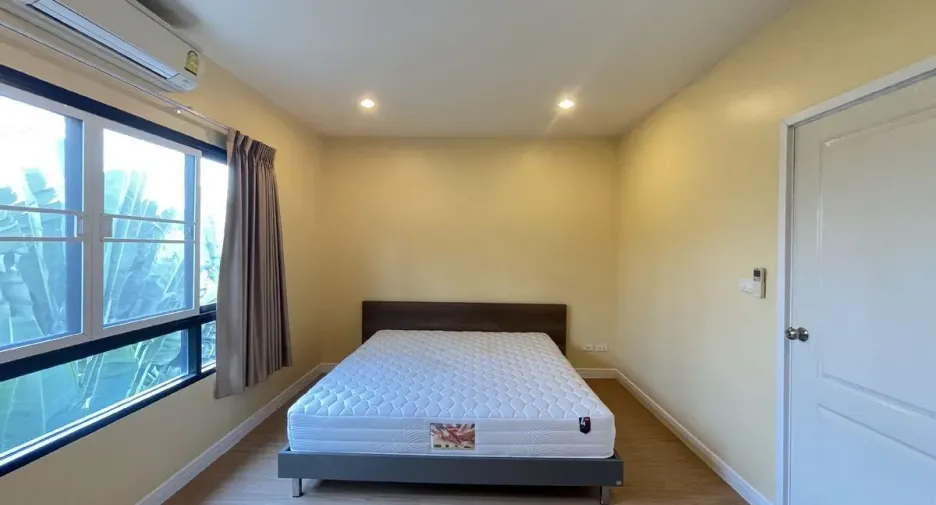 Casa adosada en alquiler de 3 habitaciones en Saphan Sung, Bangkok