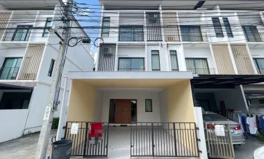 Casa adosada en alquiler de 3 habitaciones en Saphan Sung, Bangkok