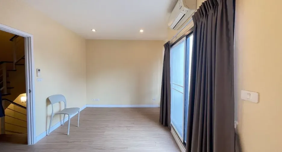 Casa adosada en alquiler de 3 habitaciones en Saphan Sung, Bangkok
