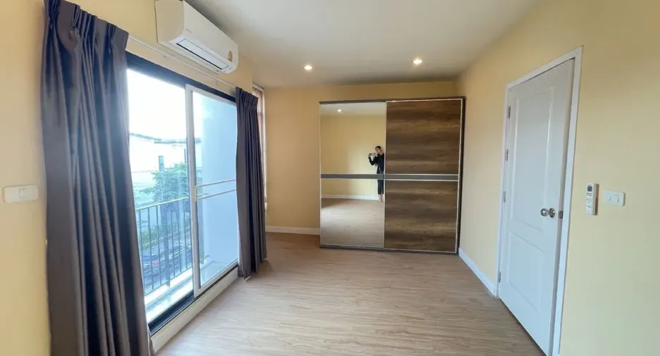 Casa adosada en alquiler de 3 habitaciones en Saphan Sung, Bangkok