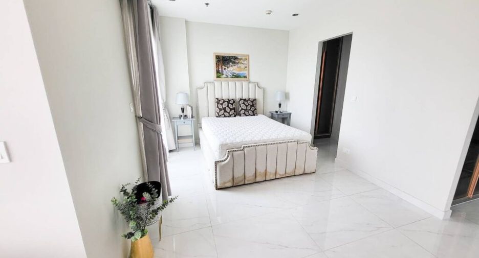 Condo en alquiler de 3 habitaciones en Watthana, Bangkok