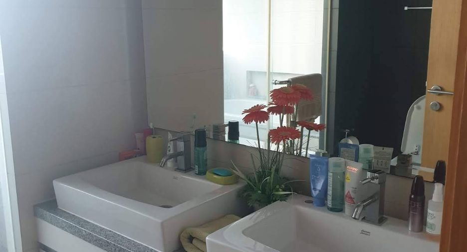 For sale 2 bedrooms condo in Khlong Toei, Bangkok