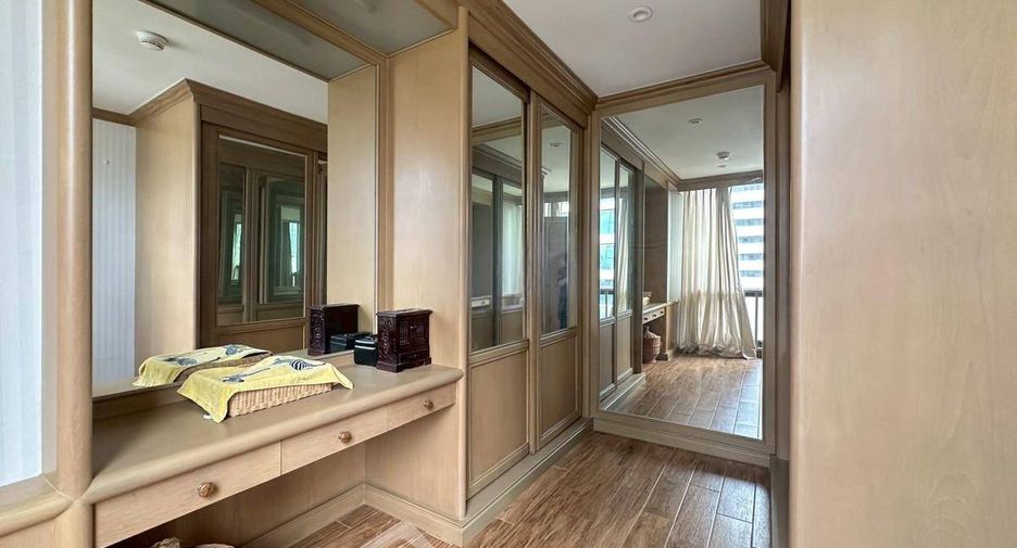 For sale 3 bedrooms condo in Pathum Wan, Bangkok