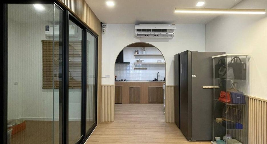 Casa adosada en venta de 3 habitaciones en Saphan Sung, Bangkok