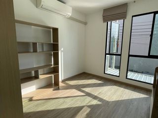 Casa adosada en venta de 3 habitaciones en Saphan Sung, Bangkok