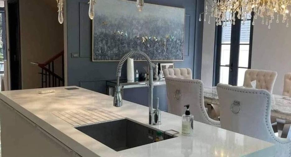 Casa adosada en alquiler y en venta de 4 habitaciones en Watthana, Bangkok