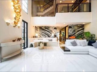 Casa adosada en alquiler y en venta de 4 habitaciones en Watthana, Bangkok