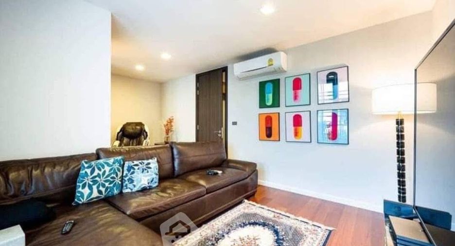 Casa adosada en alquiler y en venta de 4 habitaciones en Watthana, Bangkok