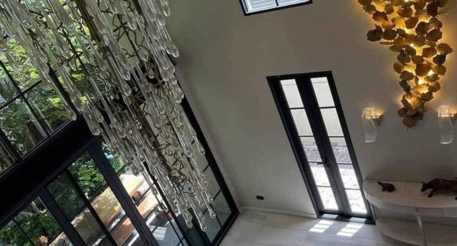 Casa adosada en alquiler y en venta de 4 habitaciones en Watthana, Bangkok