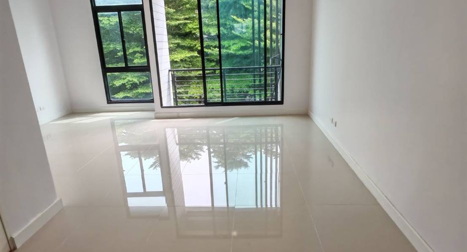 For sale 3 bedrooms townhouse in Bang Kapi, Bangkok