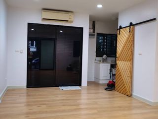 For sale 3 bedrooms townhouse in Bang Kapi, Bangkok