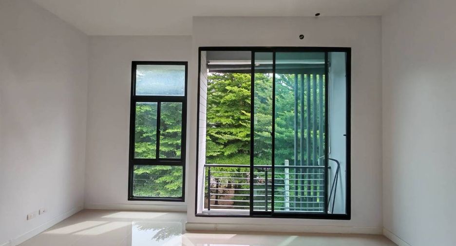 For sale 3 bedrooms townhouse in Bang Kapi, Bangkok