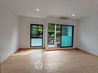 For sale 3 bedrooms townhouse in Bang Kapi, Bangkok
