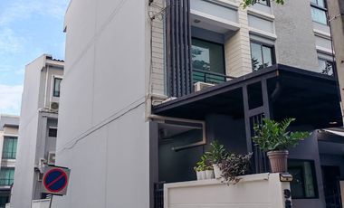 For sale 3 bedrooms townhouse in Bang Kapi, Bangkok