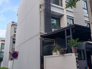 For sale 3 bedrooms townhouse in Bang Kapi, Bangkok