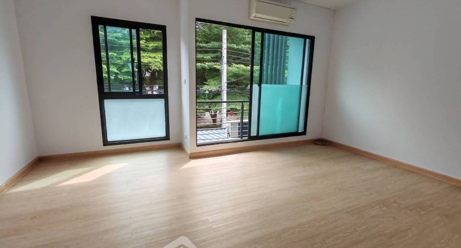 For sale 3 bedrooms townhouse in Bang Kapi, Bangkok