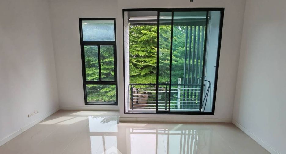 For sale 3 bedrooms townhouse in Bang Kapi, Bangkok