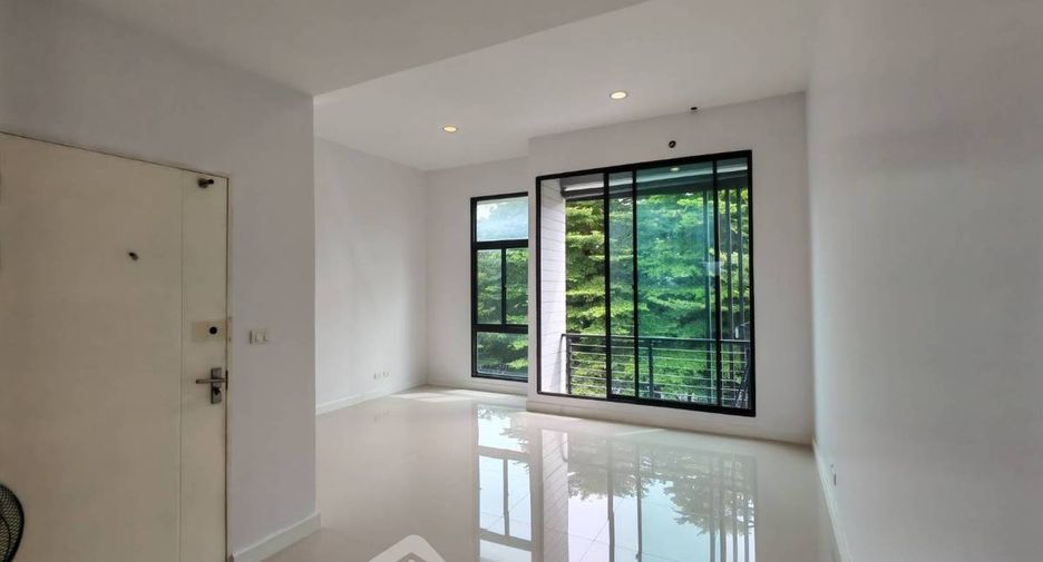 For sale 3 bedrooms townhouse in Bang Kapi, Bangkok