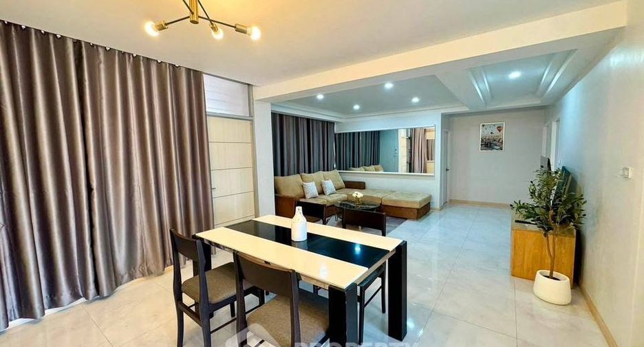 For rent 3 ベッドルーム condo in Huai Khwang, Bangkok