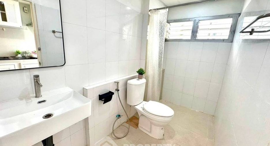 For rent 3 ベッドルーム condo in Huai Khwang, Bangkok