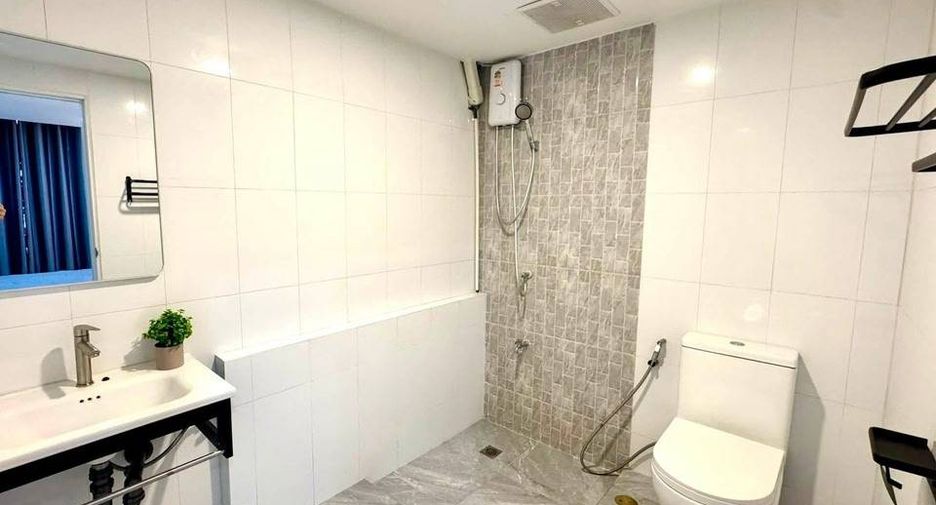 For rent 3 ベッドルーム condo in Huai Khwang, Bangkok