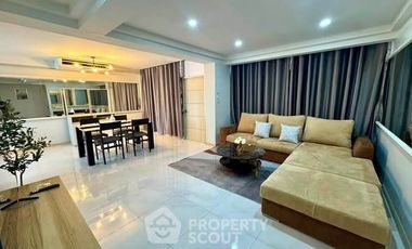 For rent 3 ベッドルーム condo in Huai Khwang, Bangkok