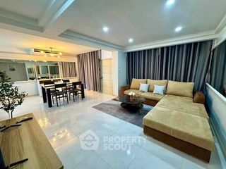 For rent 3 ベッドルーム condo in Huai Khwang, Bangkok