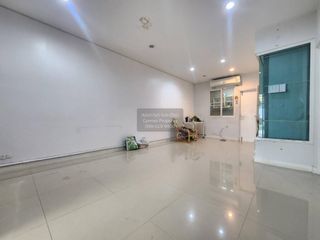 Casa adosada en venta de 5 habitaciones en Mueang Nonthaburi, Nonthaburi