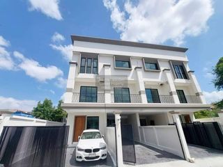 Casa adosada en venta de 4 habitaciones en Bang Na, Bangkok