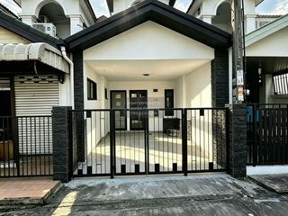Reihenhaus zum Kauf mit 3 Zimmer in Khlong Sam Wa, Bangkok