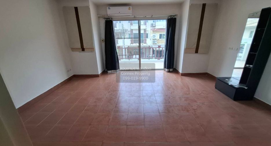 Casa adosada en venta de 3 habitaciones en Bang Khen, Bangkok