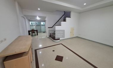 Casa adosada en venta de 3 habitaciones en Bang Khen, Bangkok