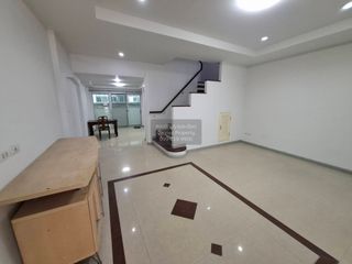 Casa adosada en venta de 3 habitaciones en Bang Khen, Bangkok