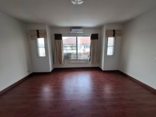 Casa adosada en venta de 3 habitaciones en Bang Khen, Bangkok