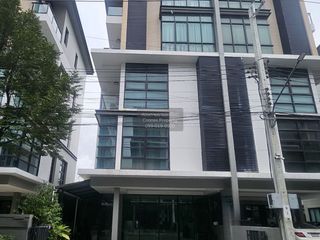 Casa adosada en venta de 3 habitaciones en Lat Phrao, Bangkok