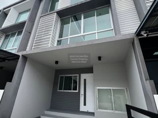 Casa adosada en venta de 3 habitaciones en Thung Khru, Bangkok