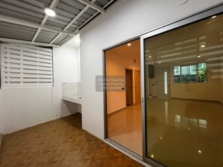 Casa adosada en venta de 3 habitaciones en Thung Khru, Bangkok