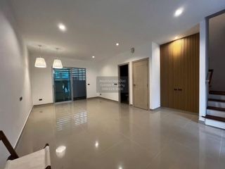 Casa adosada en venta de 3 habitaciones en Thung Khru, Bangkok