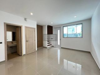 Casa adosada en venta de 3 habitaciones en Thung Khru, Bangkok