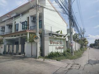 Casa adosada en venta de 3 habitaciones en Thung Khru, Bangkok