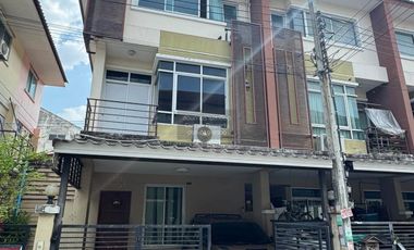 Casa adosada en venta de 4 habitaciones en Bang Khen, Bangkok