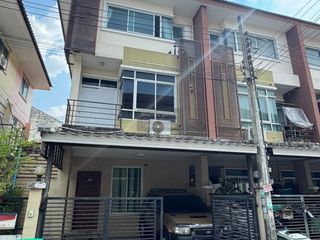 Casa adosada en venta de 4 habitaciones en Bang Khen, Bangkok