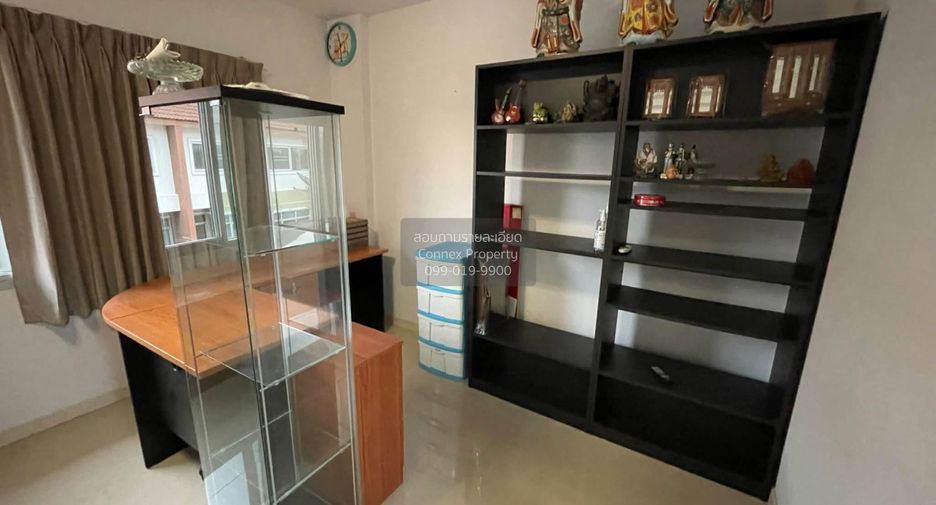 Casa adosada en venta de 4 habitaciones en Bang Khen, Bangkok