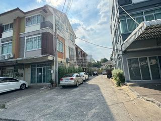 Casa adosada en venta de 4 habitaciones en Bang Khen, Bangkok