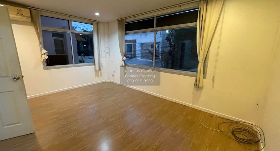 Casa adosada en venta de 4 habitaciones en Bang Khen, Bangkok