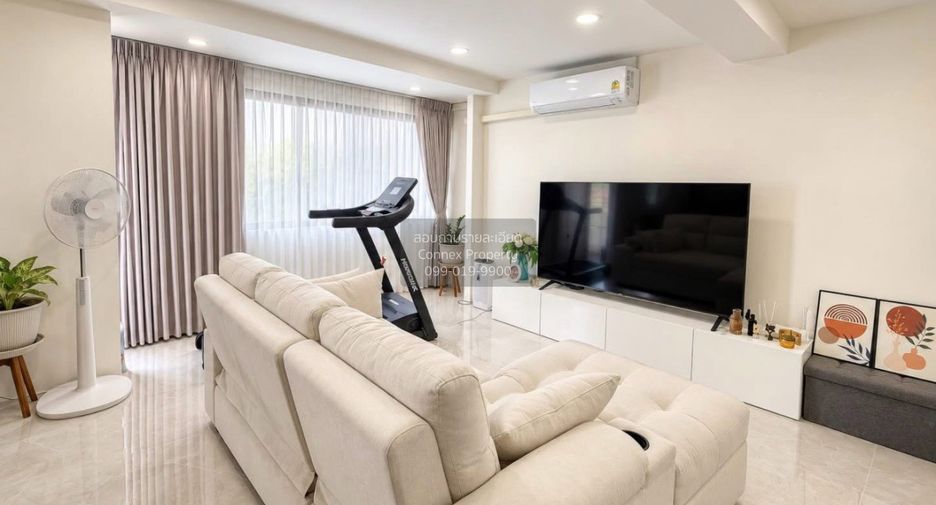 Casa adosada en venta de 3 habitaciones en Huai Khwang, Bangkok