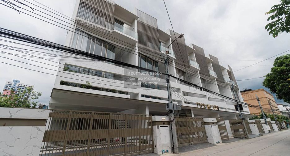 For sale 3 bedrooms retail Space in Chatuchak, Bangkok