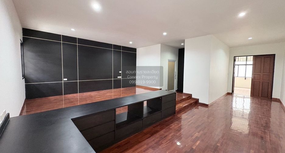 Casa adosada en venta de 4 habitaciones en Bang Rak, Bangkok