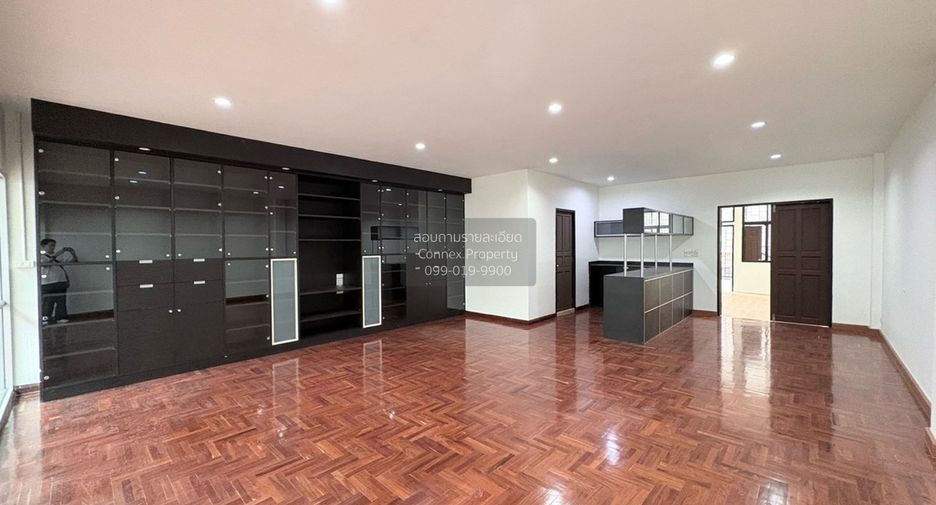 Casa adosada en venta de 4 habitaciones en Bang Rak, Bangkok